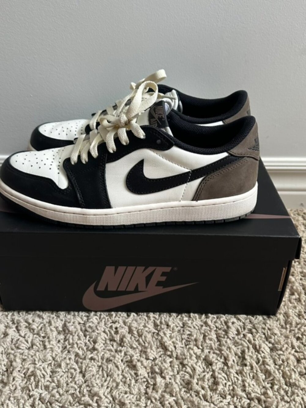 Jordan 1 Low Mocha Men's size 9.5 Retro OG 2021